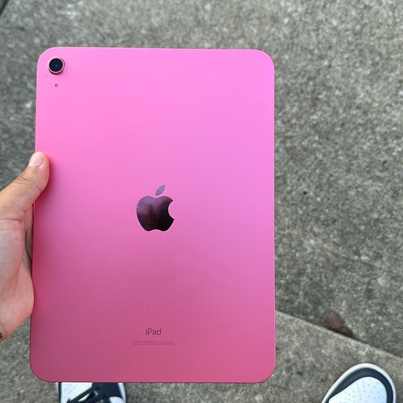 iPad pink 10th generation - Picture 1 of 2